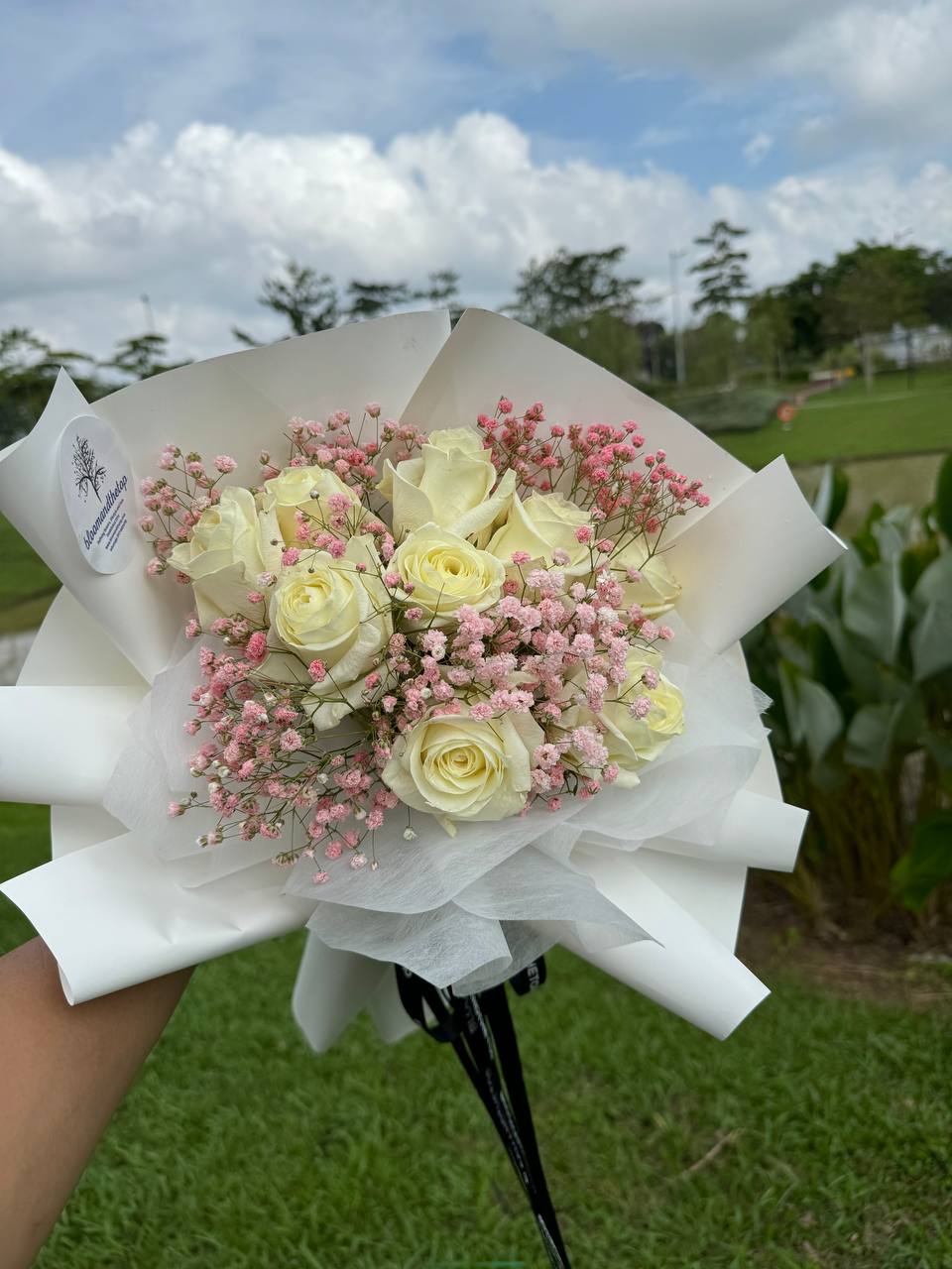 WHITE ROSES WITH PINK BABY'S BREATH